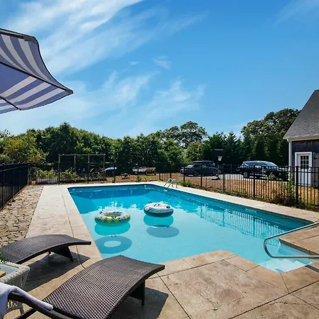 Oasis Near Beach Pool Large Yard And Airy Kitchen